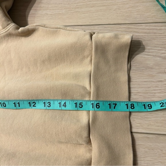 Aritzia TNA Cozy Fleece Perfect 1/4 Zip Cropped Sweatshirt Tan Beige Size Medium - Picture 7 of 7